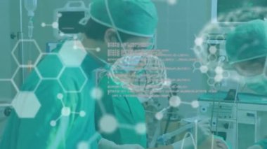 Ameliyathanede hastaları ameliyat eden cerrahların beyin taraması ve tıbbi veri işlemlerinin animasyonu. Tıbbi araştırma teknolojisi ve sağlık hizmetleri konsepti dijital olarak oluşturulmuş video.
