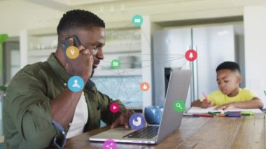 Afrika kökenli Amerikalı bir babanın oğluyla birlikte evden çalışmasının animasyonu. ev ofisi, çevrimiçi çalışma konsepti dijital olarak oluşturulmuş video.