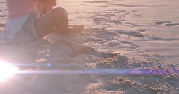 在沙滩上练习瑜伽和冥想的高加索女人上方的亮点动画 世界冥想日和数字制作的视频庆祝概念 — 图库视频影像