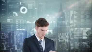 Çeşitli veriler ve şehirler üzerinden beyaz iş adamının animasyonu. küresel iş, bağlantılar, teknoloji ve veri işleme kavramı dijital olarak oluşturulmuş video.