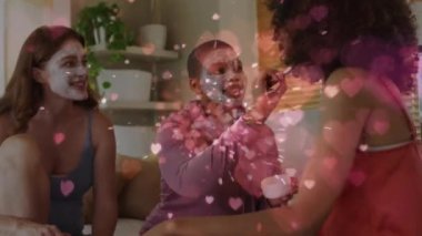 Güzellik maskeli çeşitli kadın arkadaş grupları üzerinde kalp animasyonu. moda ve yaşam tarzı konsepti dijital olarak oluşturulmuş video.