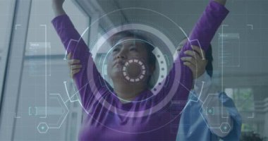 Asyalı bir kadının hemşireyle egzersiz yapması üzerine yapılan tarama ve veri işleme animasyonları. küresel teknoloji, bağlantılar ve dijital arayüz konsepti dijital olarak oluşturulmuş video.