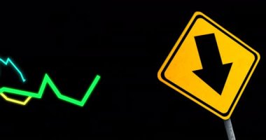 Finansal veri işleme animasyonu ve siyah arka planda yol tabelası. küresel finans, iş ve dijital arayüz kavramı dijital olarak oluşturulmuş video.