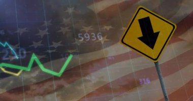 Yol işareti ve ABD bayrağı üzerinde finansal veri işleme animasyonu. küresel finans, iş ve dijital arayüz kavramı dijital olarak oluşturulmuş video.