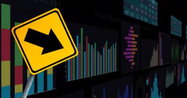 Finansal veri işleme animasyonu ve siyah arka planda yol tabelası. küresel finans, iş ve dijital arayüz kavramı dijital olarak oluşturulmuş video.