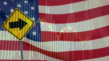 Yol işareti ve ABD bayrağı üzerinde finansal veri işleme animasyonu. küresel finans, iş ve dijital arayüz kavramı dijital olarak oluşturulmuş video.