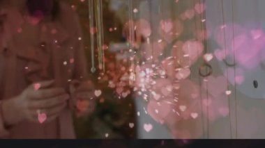 Kolyeye dokunan beyaz kadın yerine kalp animasyonu. moda ve yaşam tarzı konsepti dijital olarak oluşturulmuş video.