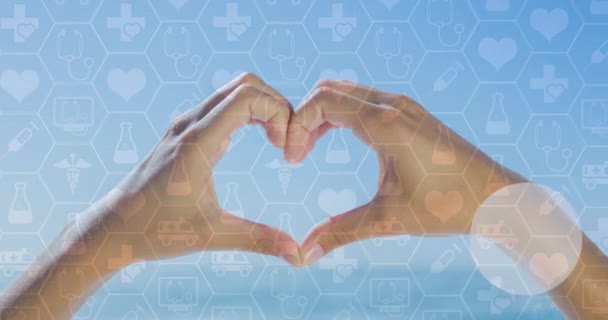 Animation Von Herzen Und Händen Die Herzform Über Medizinischen Ikonen — Stockvideo