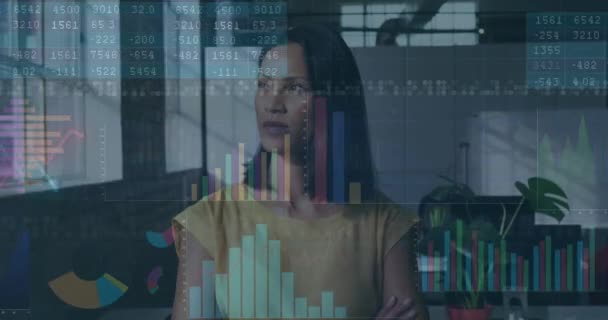 産業界の女性に対する財務データ処理のアニメーション 世界中の金融 ビジネス デジタルインターフェースの概念がデジタルで生成されたビデオ — ストック動画