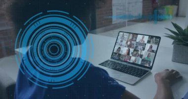 Afrika kökenli Amerikalı bir kadının görüntülü araması üzerine yapılan tarama ve veri işleme animasyonları. küresel teknoloji, bağlantılar ve dijital arayüz konsepti dijital olarak oluşturulmuş video.