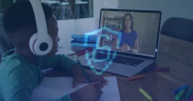 Asma kilit ikonu ve veri işleme animasyonu Afro-Amerikan çocuğun online ders almasına bağlı. küresel teknoloji, bağlantılar ve dijital arayüz konsepti dijital olarak oluşturulmuş video.