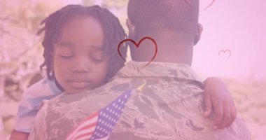 Afro-Amerikan erkek askerinin ve oğlunun üzerine düşen kalplerin animasyonu. moda ve yaşam tarzı konsepti dijital olarak oluşturulmuş video.