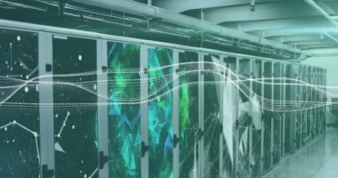 Sunucu odasının üzerindeki şekillerin ve noktaların animasyonu. sunucular ve bulut hesaplama kavramı dijital olarak oluşturulmuş video.