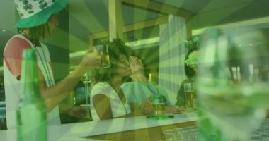 Yeşil çizgilerin, yonca şekilli şeyler giyip bira içen mutlu arkadaşlara göre canlandırılması. Sosyal medya ve Aziz Patrick Günü kutlama konsepti dijital olarak oluşturulmuş video.