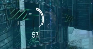 Sunucu odasında veri işleme ve küre animasyonu. küresel iş ve dijital arayüz kavramı dijital olarak oluşturulmuş video.