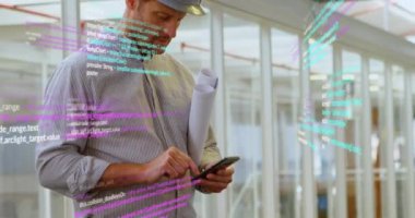 Kafkasyalı erkek işçinin akıllı telefon kullanarak veri işleme animasyonu. küresel iş ve dijital arayüz kavramı dijital olarak oluşturulmuş video.