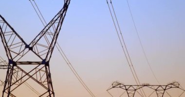 Güneş batarken elektrik direklerinin animasyonu. elektrik, enerji, Ukrayna krizi ve dijital olarak üretilen uluslararası politika konsepti