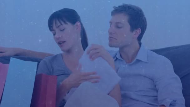 バッグで買い物を見て白人のカップルの上に青の背景に新しい季節のテキストのアニメーション オンライン小売とグローバルコミュニケーションの概念デジタルで生成されたビデオ — ストック動画