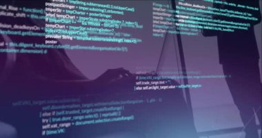 Dizüstü bilgisayar kullanarak çeşitli iş adamları üzerinde veri işleme animasyonu. küresel iş ve dijital arayüz kavramı dijital olarak oluşturulmuş video.