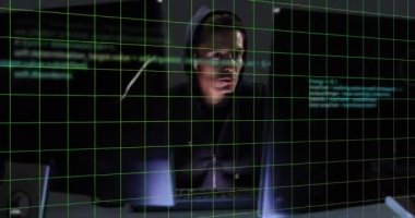 Kafkasyalı erkek hacker üzerinde veri işleme animasyonu. küresel iş ve dijital arayüz kavramı dijital olarak oluşturulmuş video.