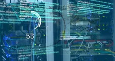 Sunucu odasında veri işleme ve küre animasyonu. küresel iş ve dijital arayüz kavramı dijital olarak oluşturulmuş video.