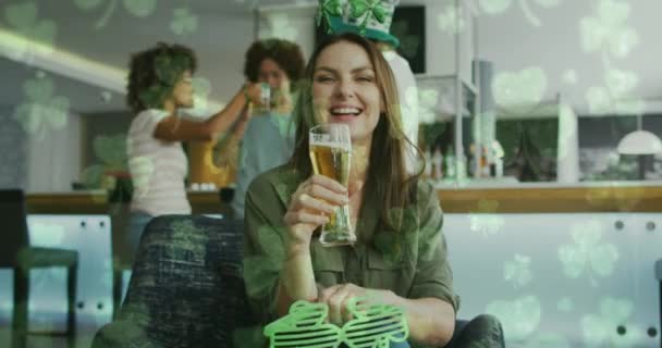 在快乐多样的朋友身上动画三叶草的形状和喝啤酒 社交媒体和圣帕里克日庆祝概念数字生成视频 — 图库视频影像