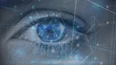 İkili kodlama, veri işleme ve mavi gözün üzerinde dönen DNA iplikçiklerinin animasyonu. çevrimiçi kimlik, hesaplama, veri işleme ve dijital arayüz kavramı dijital olarak oluşturulmuş video.