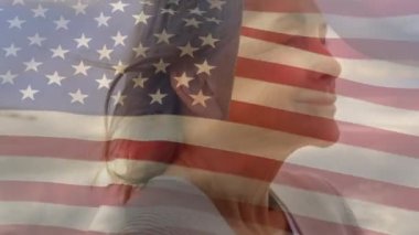 Amerika Birleşik Devletleri bayrağının animasyonu plajdaki mutlu beyaz kadın için. yaşlılar yaşam tarzı, emeklilik ve tatil konsepti dijital olarak oluşturulmuş video.