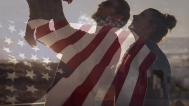 Amerika bayrağının plajdaki beyaz aile üzerinde canlandırılması. Vatanseverlik ve kutlama konsepti dijital olarak oluşturulmuş video.