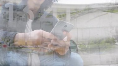 Animasyon, akıllı telefon kullanan iki ırklı iş adamının şehir manzarası. küresel iş, finans, bağlantılar ve dijital arayüz konsepti dijital olarak oluşturulmuş video.