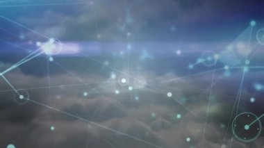 Bulutların üzerindeki simgelerle bağlantı ağının animasyonu. Sosyal medya ve iletişim arayüzü kavramı dijital olarak oluşturulmuş video.
