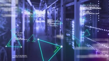 Sunucu odasında şekil ve veri işleme animasyonları. küresel teknoloji ve dijital arayüz kavramı dijital olarak oluşturulmuş video.