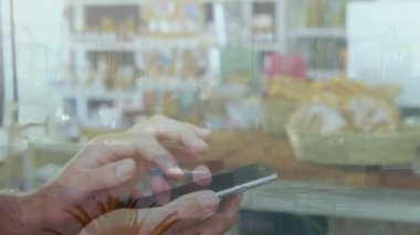 Kafkasyalı iş adamının akıllı telefon kullanarak şehir manzarasının animasyonu. küresel iş, finans, bağlantılar ve dijital arayüz konsepti dijital olarak oluşturulmuş video.