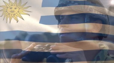 Çift cinsiyetli erkek askerin dürbünlü uruguay bayrağının animasyonu. Ordu, kamu savunması ve vatanseverlik kavramı dijital olarak oluşturulmuş video.