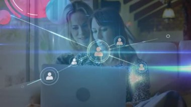 Ofisteki mutlu Kafkas kadın işçiler üzerindeki bağlantı ağının animasyonu. iş, ofiste çalışmak ve dijital olarak üretilen video konsepti.