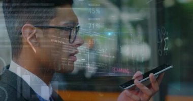 Akıllı telefon kullanan iki ırklı iş adamının finansal veri işleme animasyonu. küresel iş, bağlantılar ve veri işleme kavramı dijital olarak oluşturulmuş video.