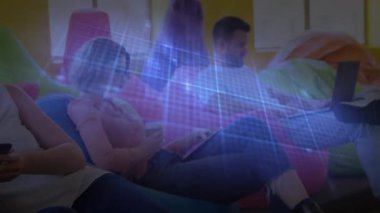 Yaratıcı ofiste teknolojiyi kullanan çeşitli iş adamları üzerinde izoelektrik hattın animasyonu. küresel iş, finans, bağlantılar ve dijital arayüz konsepti dijital olarak oluşturulmuş video.