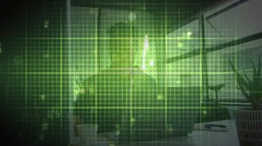 Afro-Amerikan iş adamının ofisteki dizüstü bilgisayarını kullanarak izoelektrik hattının animasyonu. küresel iş, finans, bağlantılar ve dijital arayüz konsepti dijital olarak oluşturulmuş video.