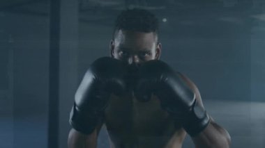 Çift ırklı erkek boksör yumruğuna müdahale. global sporlar, sağlıklı yaşam tarzı ve dijital arayüz konsepti dijital olarak oluşturulmuş video.