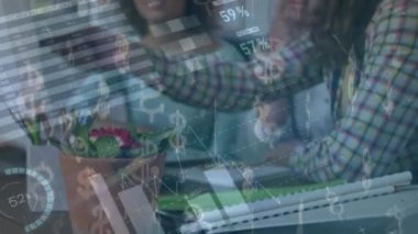 Çeşitli veri ve grafiklerin animasyonu bilgisayar kullanan mutlu kadın ve erkek işçiler üzerinde. iş, ofiste çalışmak ve dijital olarak üretilen video konsepti.