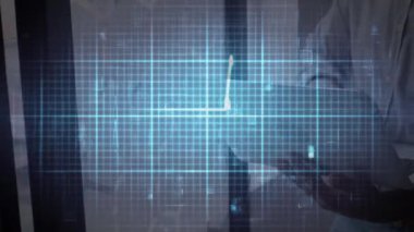 Afro-Amerikan iş adamının ofisteki dizüstü bilgisayarını kullanarak izoelektrik hattının animasyonu. küresel iş, finans, bağlantılar ve dijital arayüz konsepti dijital olarak oluşturulmuş video.