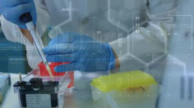 Laboratuvarda çalışan bilim adamının ortasındaki DNA iplikçiklerinin ve veri işlemlerinin animasyonu. küresel bilim ve dijital arayüz kavramı dijital olarak oluşturulmuş video.
