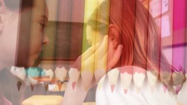 Okuldaki dersler sırasında konuşan mutlu kızlar üzerine pastel boya animasyonu. İlkokul eğitimi ve öğrenim konsepti dijital olarak oluşturulmuş video.
