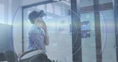 VR kulaklık takan melez iş adamının veri işleme ve tarama alanının animasyonu. küresel bilgisayar, teknoloji ve dijital arayüz konsepti dijital olarak oluşturulmuş video.