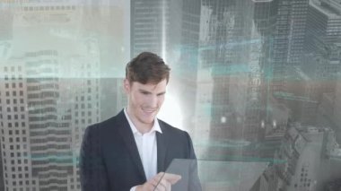 Veri işleme ve şehir manzarası üzerine beyaz iş adamının animasyonu. küresel bağlantılar ve veri işleme konsepti dijital olarak oluşturulmuş video.