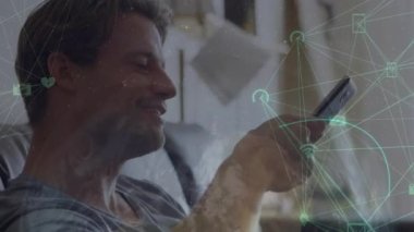 Akıllı telefon kullanan beyaz iş adamının medya simgelerinin canlandırılması. küresel iş, finans, bağlantılar ve dijital arayüz konsepti dijital olarak oluşturulmuş video.