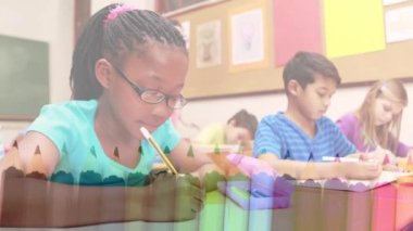 Değişik öğrencilerle okulda öğrenen mutlu Afrikalı Amerikalı kız yerine pastel boyaların animasyonu. İlkokul eğitimi ve öğrenim konsepti dijital olarak oluşturulmuş video.