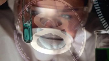 Laboratuvarda çalışan beyaz kadın bilim adamı üzerinde geri sayım ve şekiller içeren mikroskop taraması. küresel bilim ve dijital arayüz kavramı dijital olarak oluşturulmuş video.