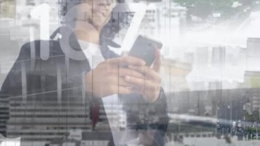 Animasyon, akıllı telefon kullanan iki ırklı iş adamının şehir manzarası. küresel iş, finans, bağlantılar ve dijital arayüz konsepti dijital olarak oluşturulmuş video.