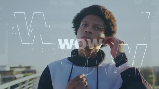 Animação Texto Wow Sobre Corredor Masculino Biracial Usando Fones Ouvido — Vídeo de Stock
